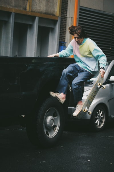 男人玩滑板车
